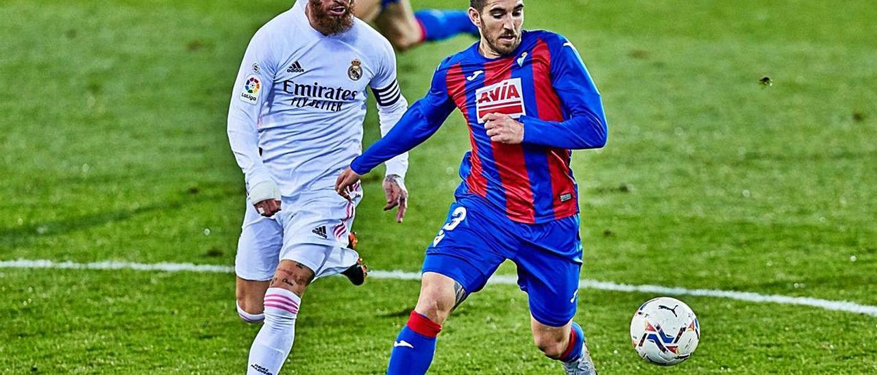 Pedro Bigas protege un balón ante Sergio Ramos en un Eibar- Real Madrid. | E.P.