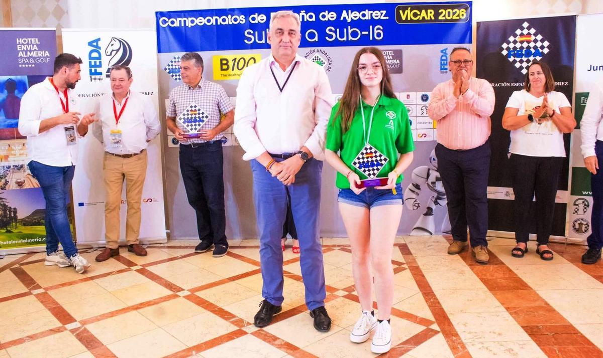 La carpeña Laura Herrero, con el trofeo que le acredita como tercera clasificada en el Campeonato de España individual sub 16.