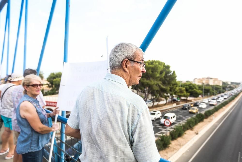 Manifestación en Orihuela Costa por su abandono