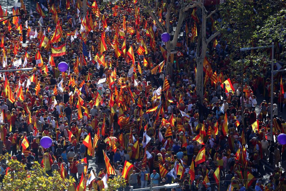 Milers de persones es manifesten a favor de la unitat d'Espanya a Barcelona