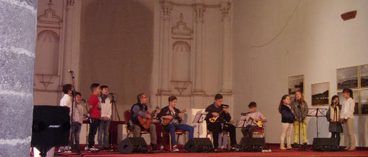 Los integrantes de la escuela de folclore de Muñique, ayer, durante su actuación en el convento de Santo Domingo.