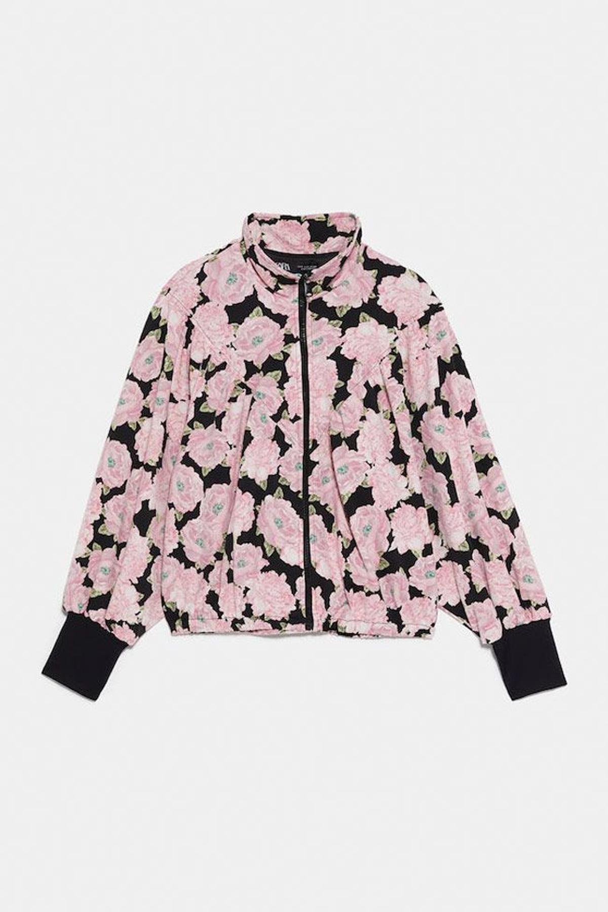 Chaqueta de tipo bomber con estampado de rosas, de Zara