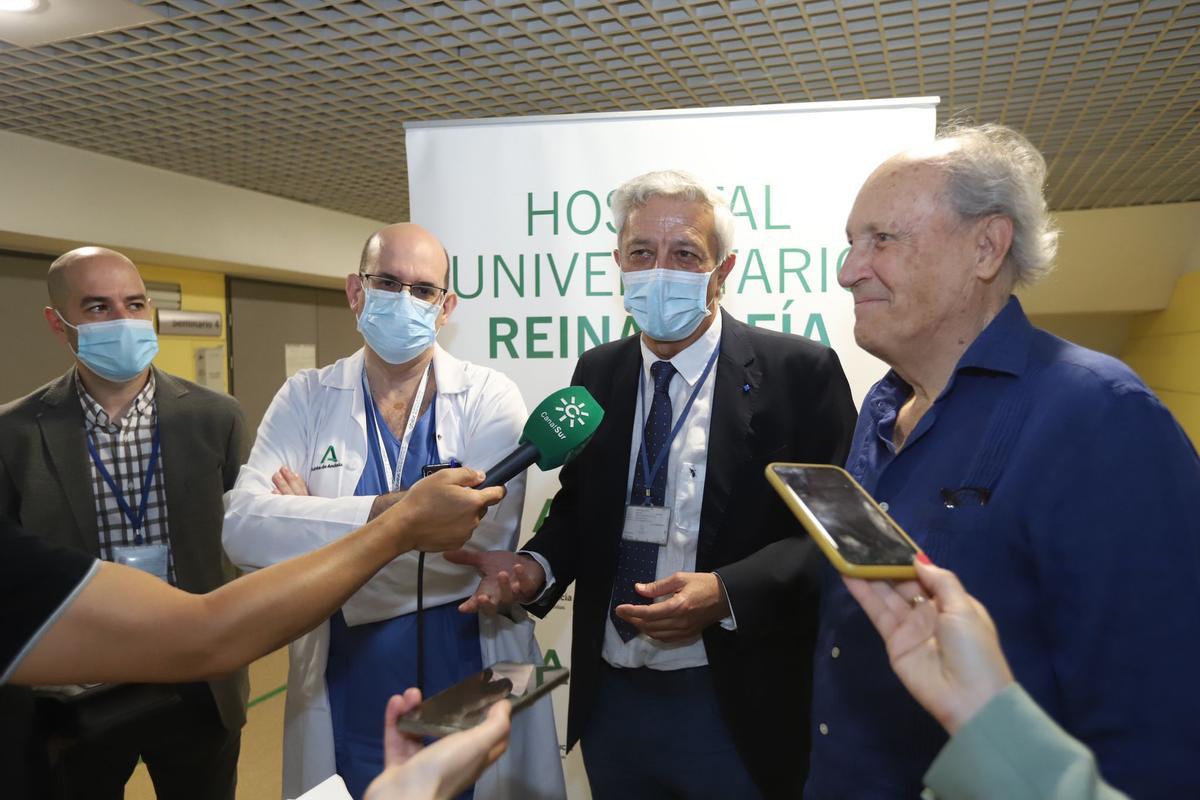 Los doctores Juan José Gisbert, Javier Briceño, Pedro López Cillero y Carlos Pera, el presente y pasado de la historia de los trasplantes hepáticos en Córdoba.