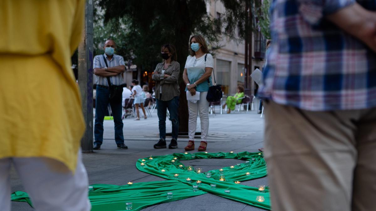 Encendido de velas en una conmemoración del Día Internacional del Suicidio, en Zamora