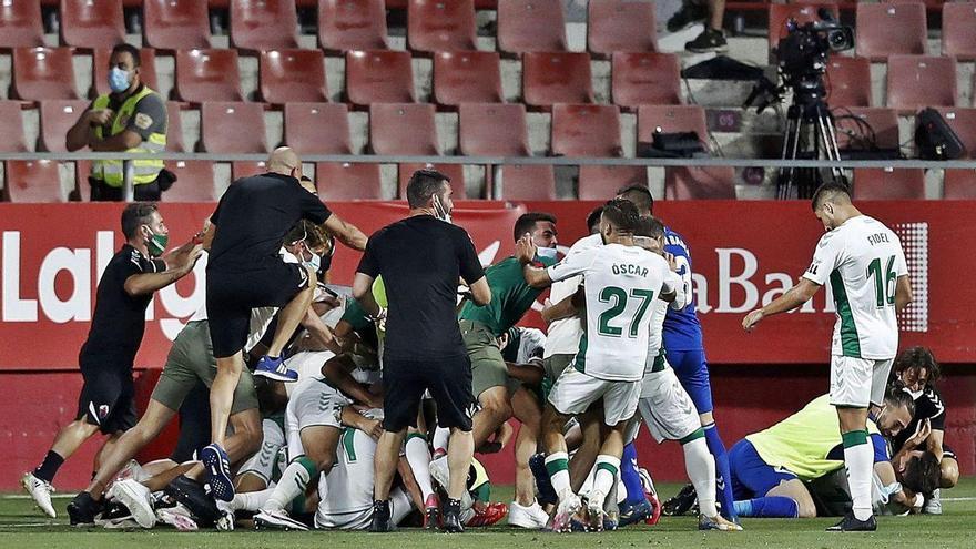 Los jugadores del Elche festejan el gol que supuso el ascenso a Primera.
