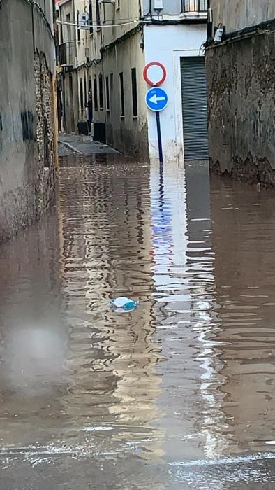 Las lluvias han provocado pequeñas inundaciones en los barrios situados junto a la ladera de la Sierra de Orihuela