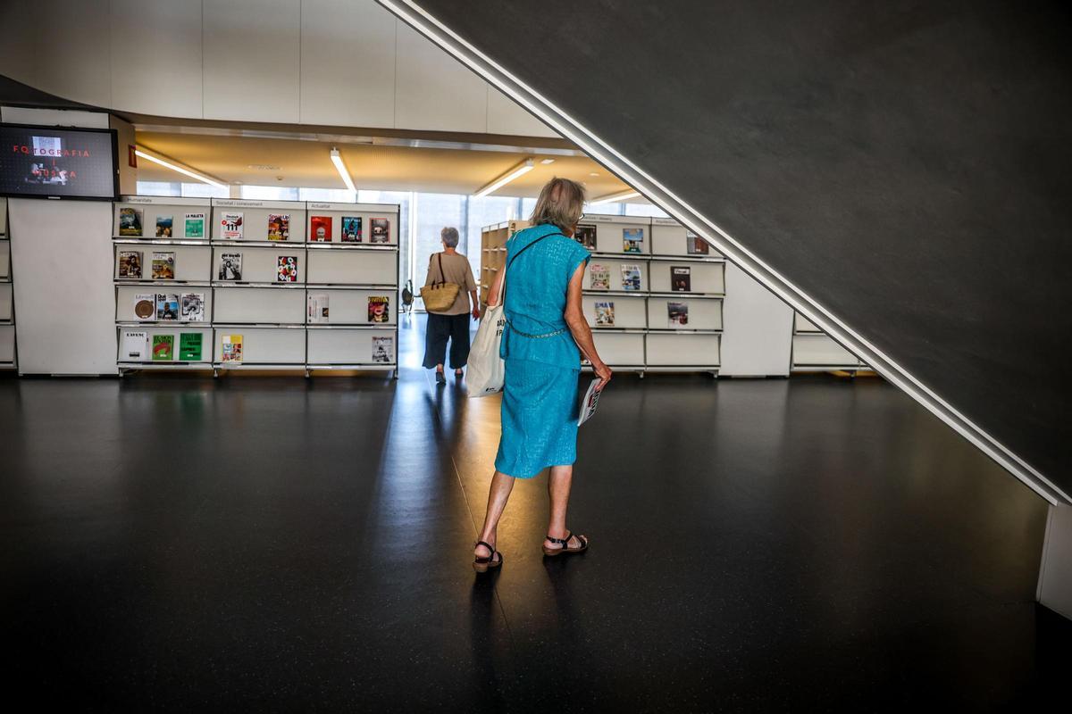 Entrada a una biblioteca de Barcelona, donde la mayoría cierra en agosto.