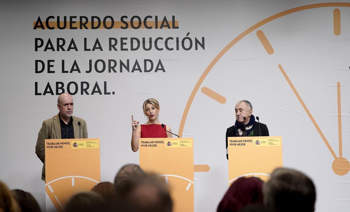 Yolanda Díaz y los sindicalistas Unai Sordo y Pepe Álvarez en la firma del Acuerdo social para la reducción de jornada laboral Yolanda Díaz y los sindicalistas Unai Sordo y Pepe Álvarez en la firma del Acuerdo social para la reducción de jornada laboral