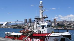 El barco de rescate de la ONG Open Arms, en el puerto de Santa Cruz de Tenerife.