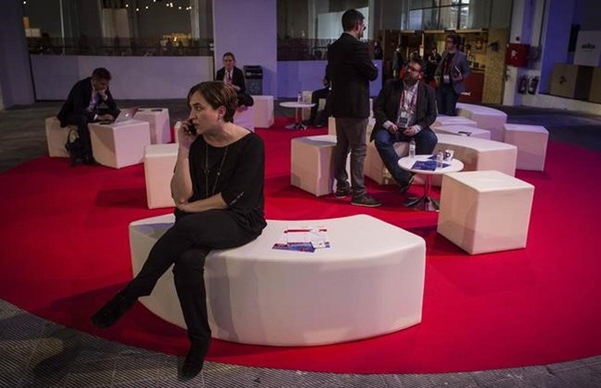 La alcaldesa de Barcelona, Ada Colau, habla por teléfono, en el Mobile World Congress.