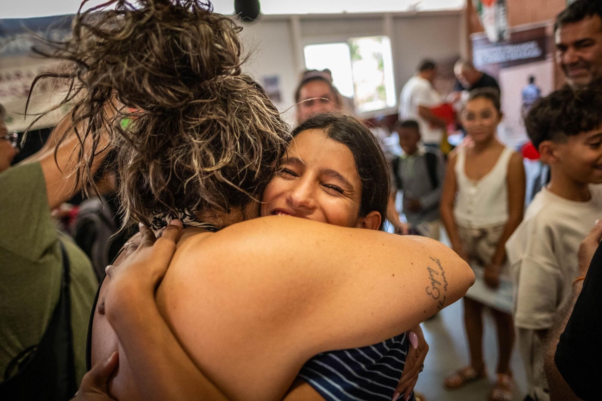 Recepción de los niños de los campamentos saharauis del programa Vacaciones en paz por sus familias de acogida