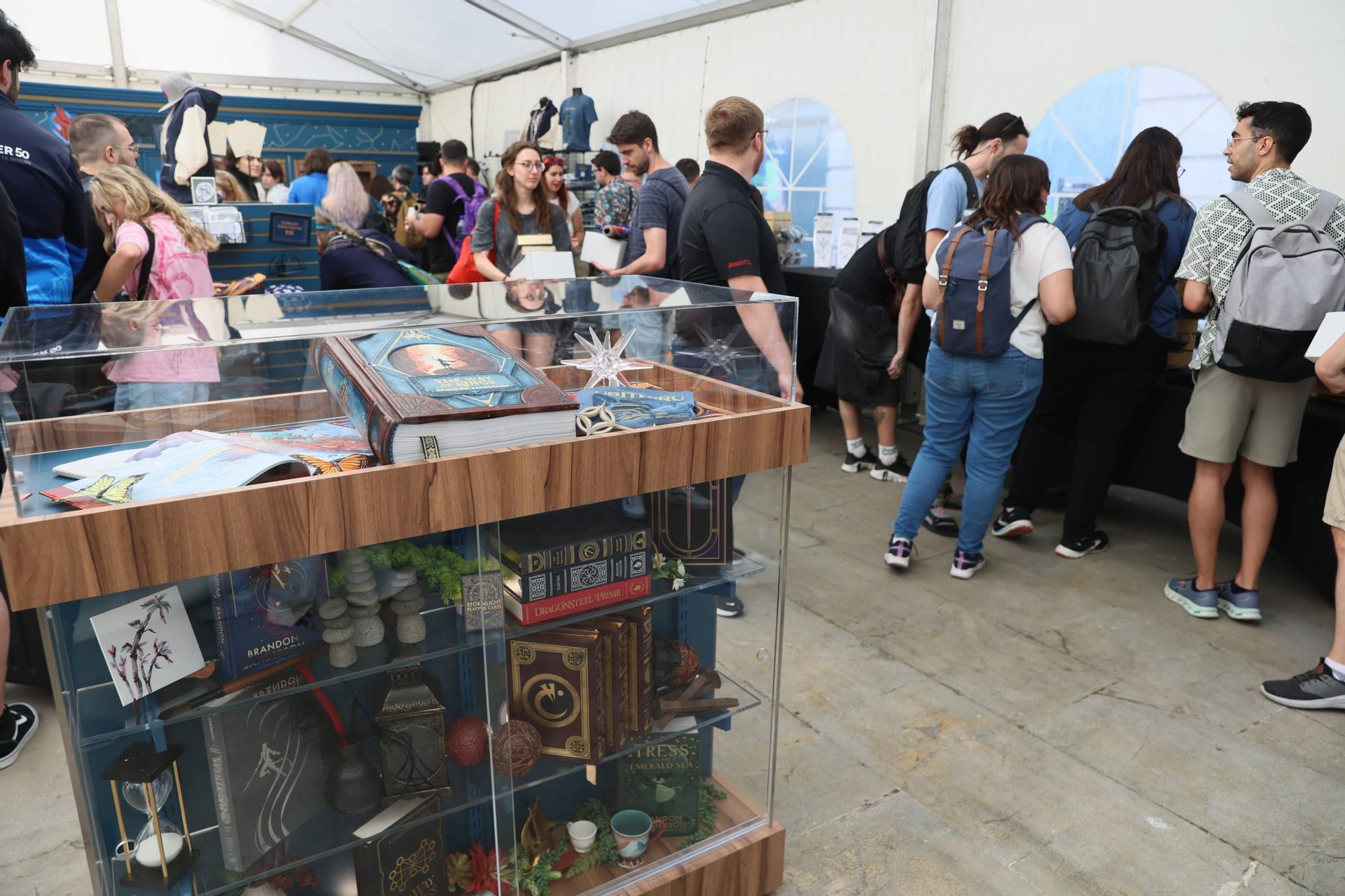 EN IMÁGENES: El multitudinario recibimiento a Brandon Sanderson