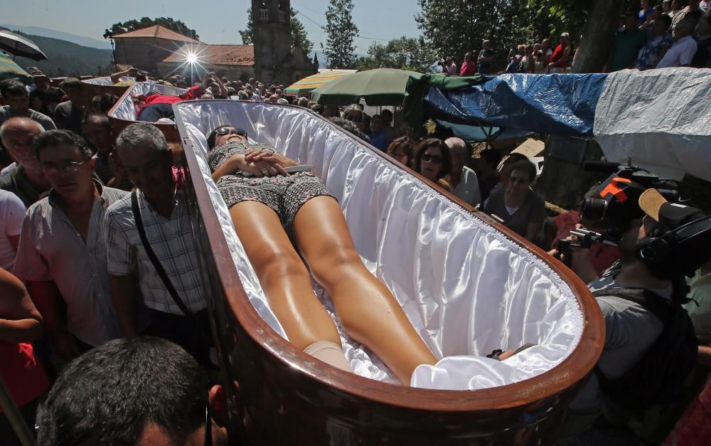 Personas que han sobrevivido a la muerte han desfilado en ataúdes en Ribarteme (As Neves), para dar las gracias a Santa Marta