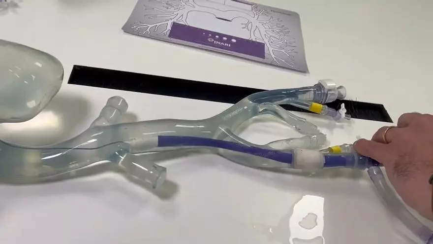 Profesionales del Clínico realizan una simulación de una trombectomía mecánica