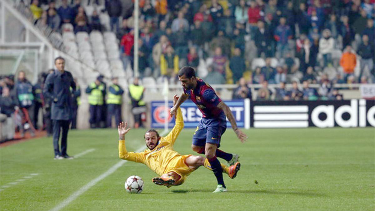 Alves, en una acción del partido