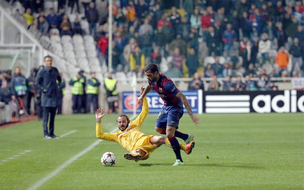 Alves, en una acción del partido