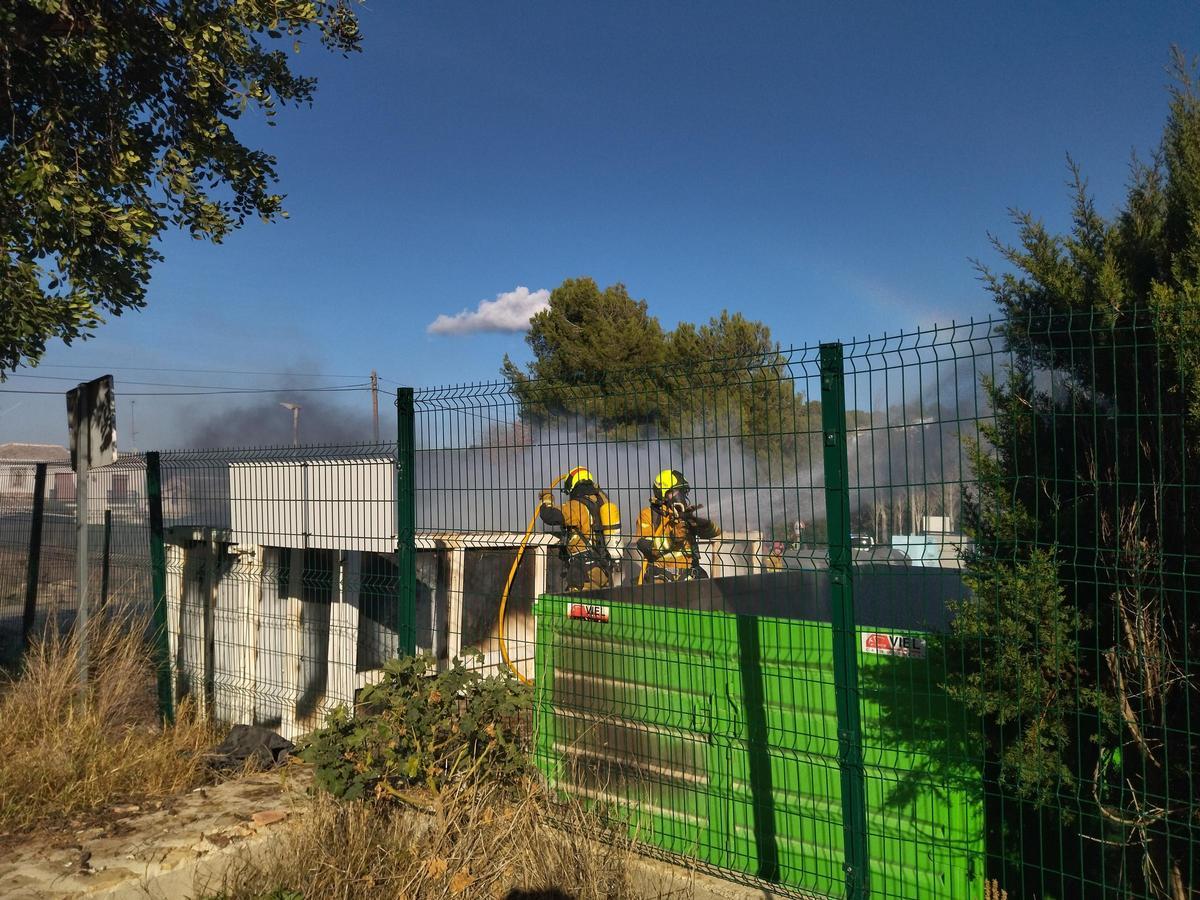 Los bomberos sofocan las llamas en los contenedores de residuos de la urbanización el Rafalet