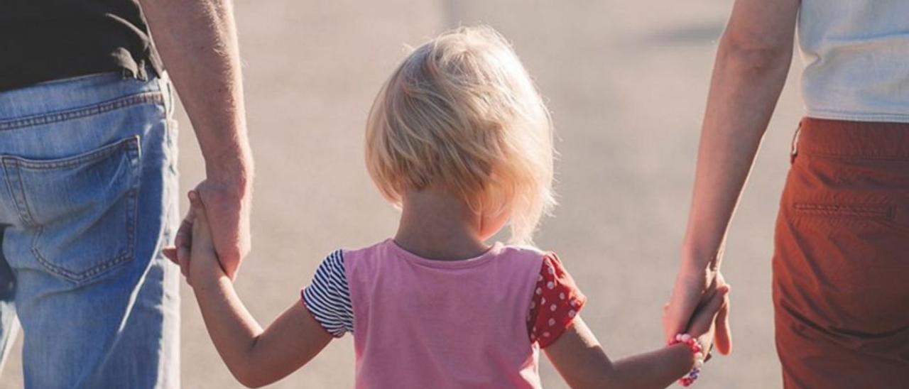 Una pareja de paseo con una niña.   | // FDV