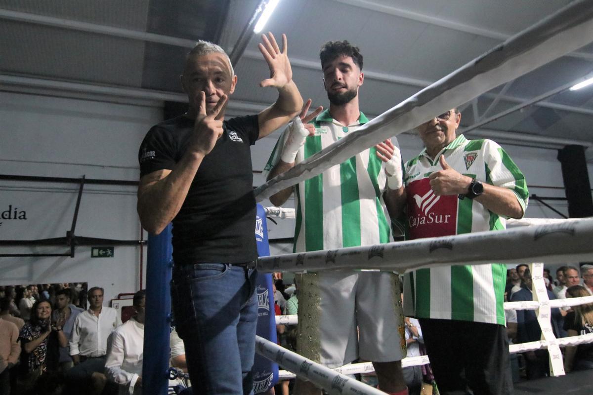 Navarro, junto a su padre y a su promotor, Ricardo Sánchez Atocha, en su primer combate en Córdoba.