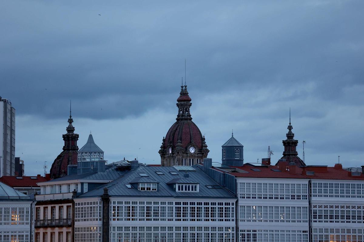 Cielo nublado sobre A Coruña.