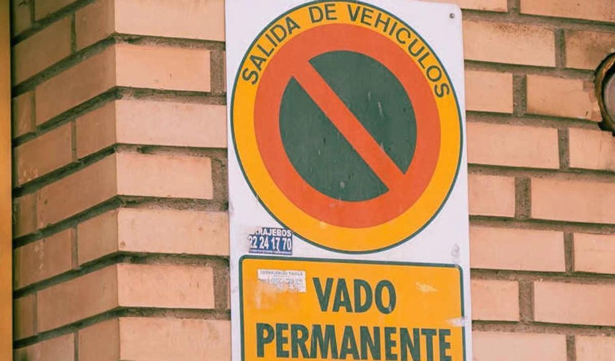 Una señal de vado de aparcamiento.