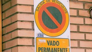 Una señal de vado de aparcamiento.
