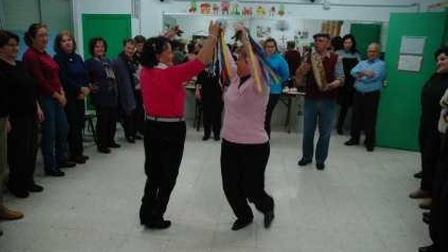 Las clases de verdiales se imparten en el colegio Andalucía.