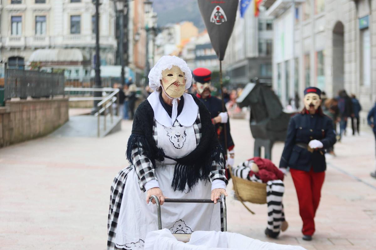 El pasacalles de los Mazcaritos por las calles de Oviedo