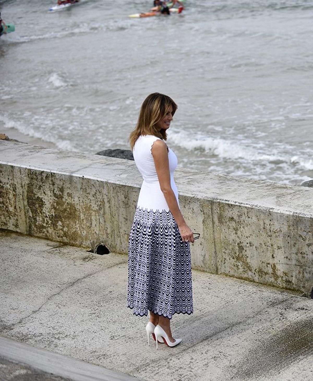 Melania Trump con vestido bicolor de Azzedine Alaïa y zapatos de tacón de Christian Louboutin