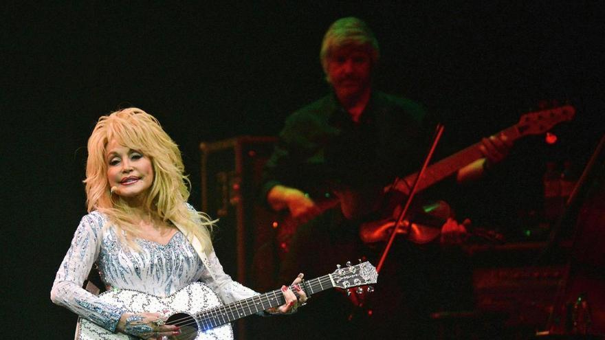 Dolly Parton, la voz que llevó el country al mundo e hizo de la lectura su mayor legado