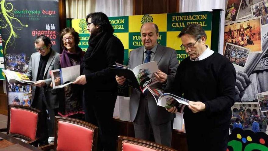 Colaboradores de la revista de Capitonis Durii, en la presentación.