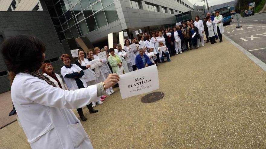 Protesta en el Álvarez Buylla para reclamar más trabajadores en el centro.