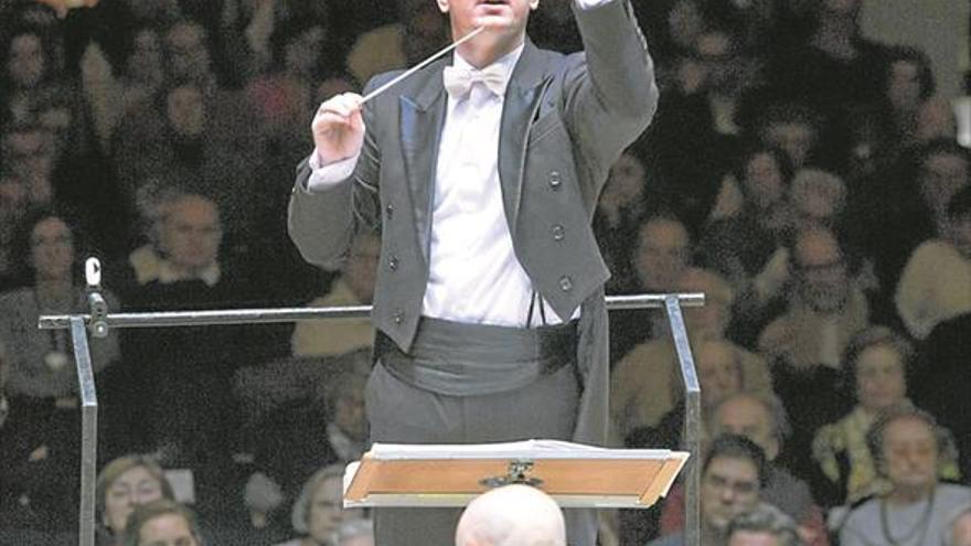 Tébar arrebata en su debut como titular de la Orquesta de València