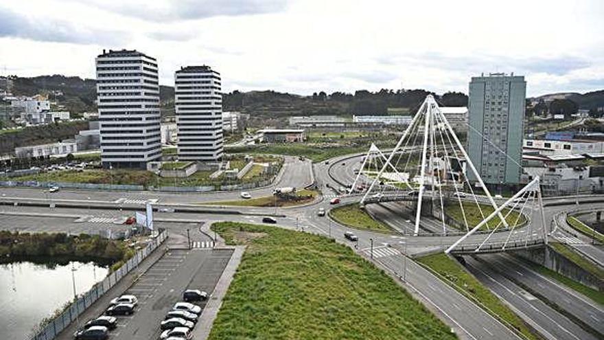 Dos de las torres de Someso, con uno de los solares con planes de construcción.