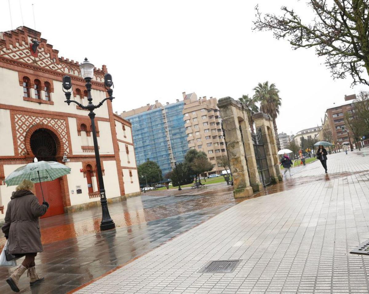 El entorno de la plaza de toros de El Bibio. | ÁNGEL GONZÁLEZ