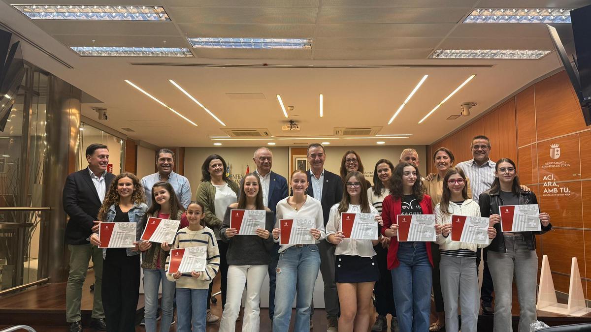 El pleno municipal de Riba-roja premia a sus alumnas excelentes.