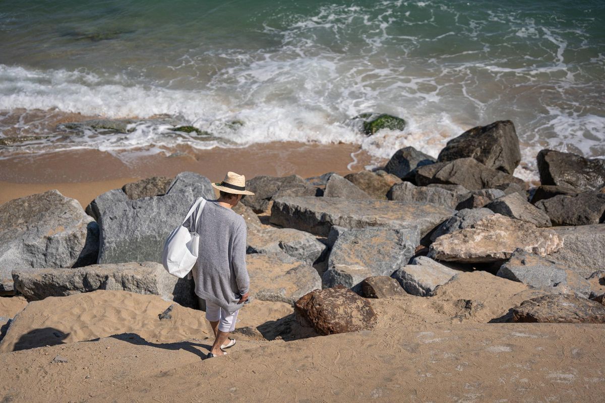 Aspecto de la regresión del litoral en la playa de Montgat, en junio de 2024