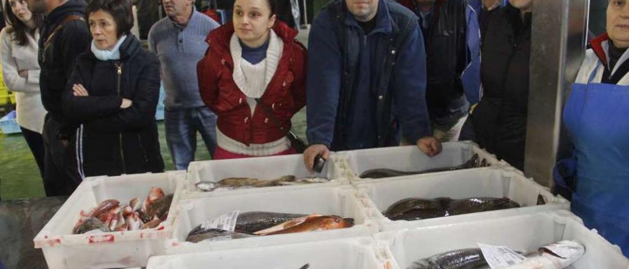 Marineros del cerco de Bueu trabajando en la noche del lunes.// S.Á.