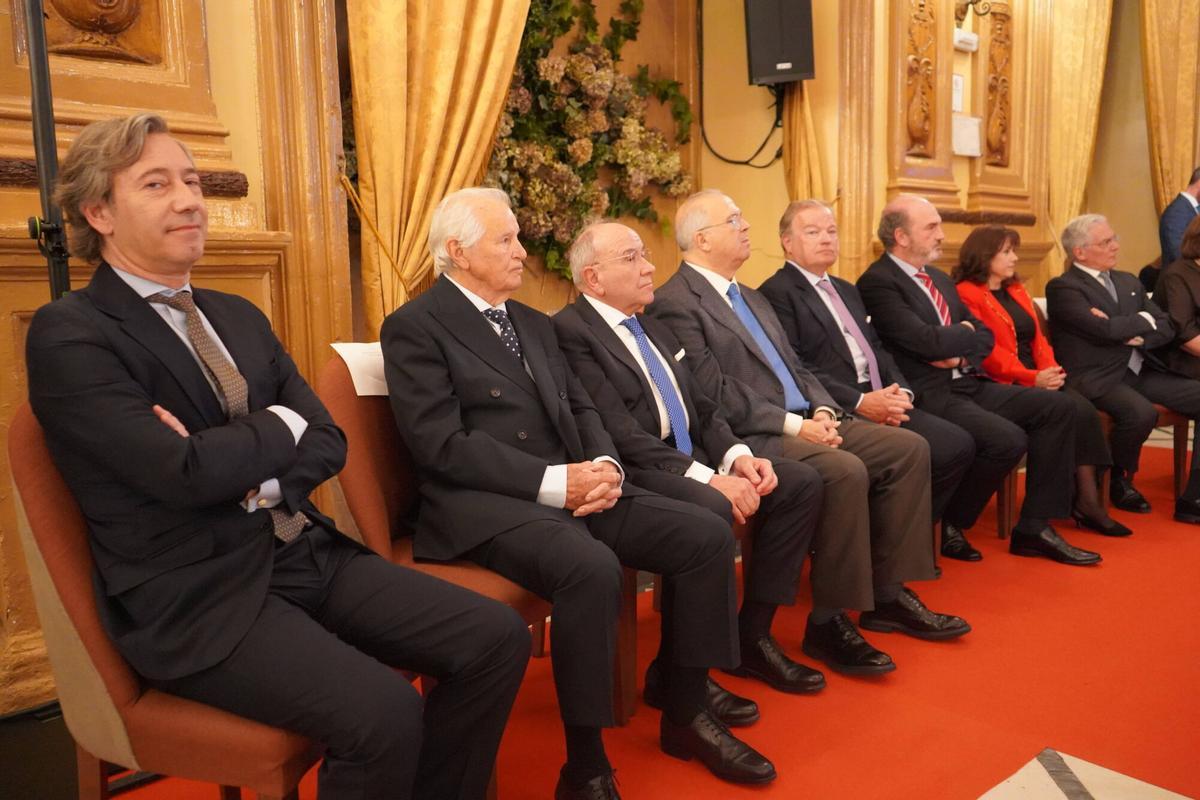 El Real Círculo de la Amistad entrega sus medallas e insignias de oro en el Día del Socio