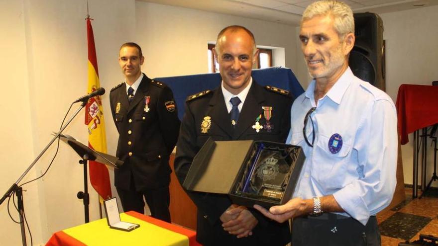 El agente José María Alonso, con la placa, junto a González-Cachón; al fondo, el polícía Francisco José García.