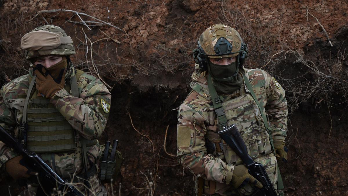 Soldados de infantería esperan órdenes durante un ejercicio de entrenamiento.
