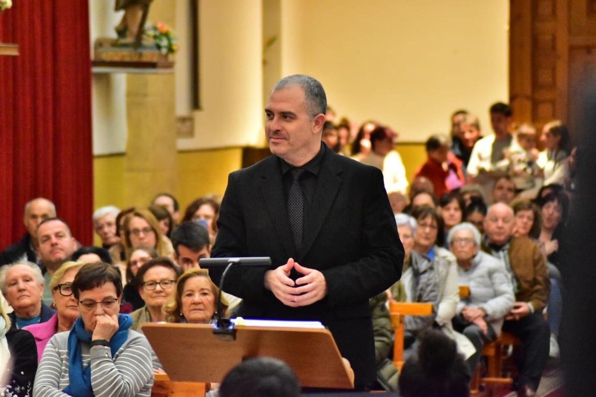 El compositor toresano David Rivas dirige un concierto