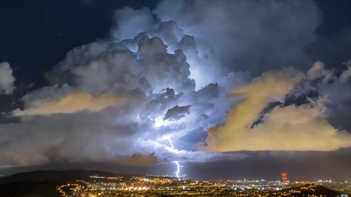 Imagen general de la tormenta de esta madrugada sobre Barcelona