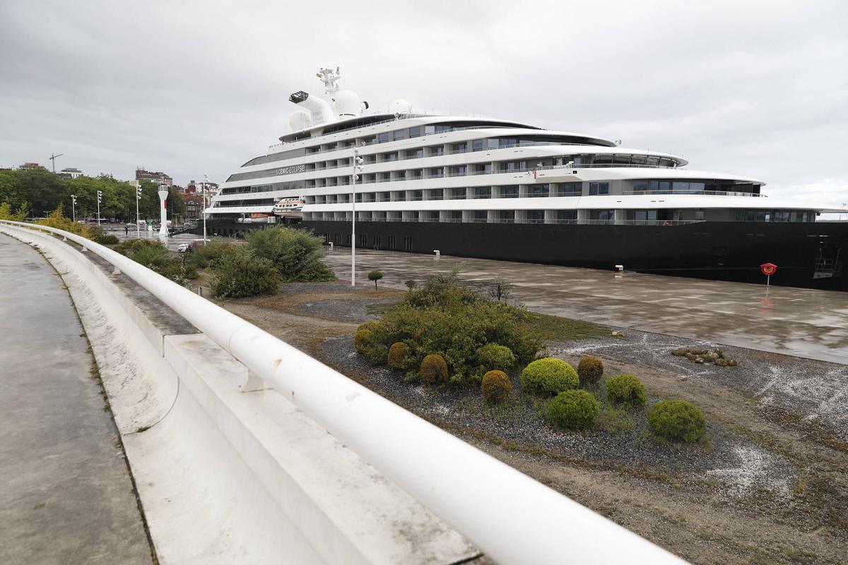 EN IMÁGENES: El Scenic Eclipse ya está en Avilés y la ciudad se llena cruceristas en la primera escala de la temporada EN IMÁGENES: El Scenic Eclipse ya está en Avilés y la ciudad se llena cruceristas en la primera escala de la temporada