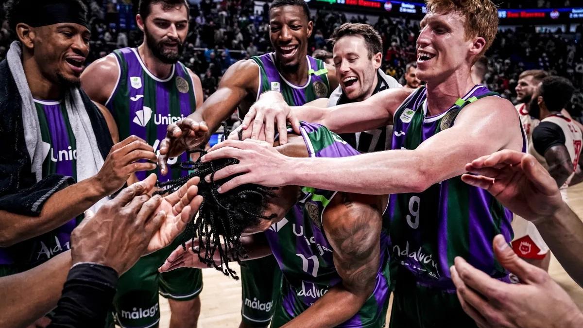 Los jugadores felicitan a Carter como gran protagonista de la victoria contra el Rytas en el Carpena..