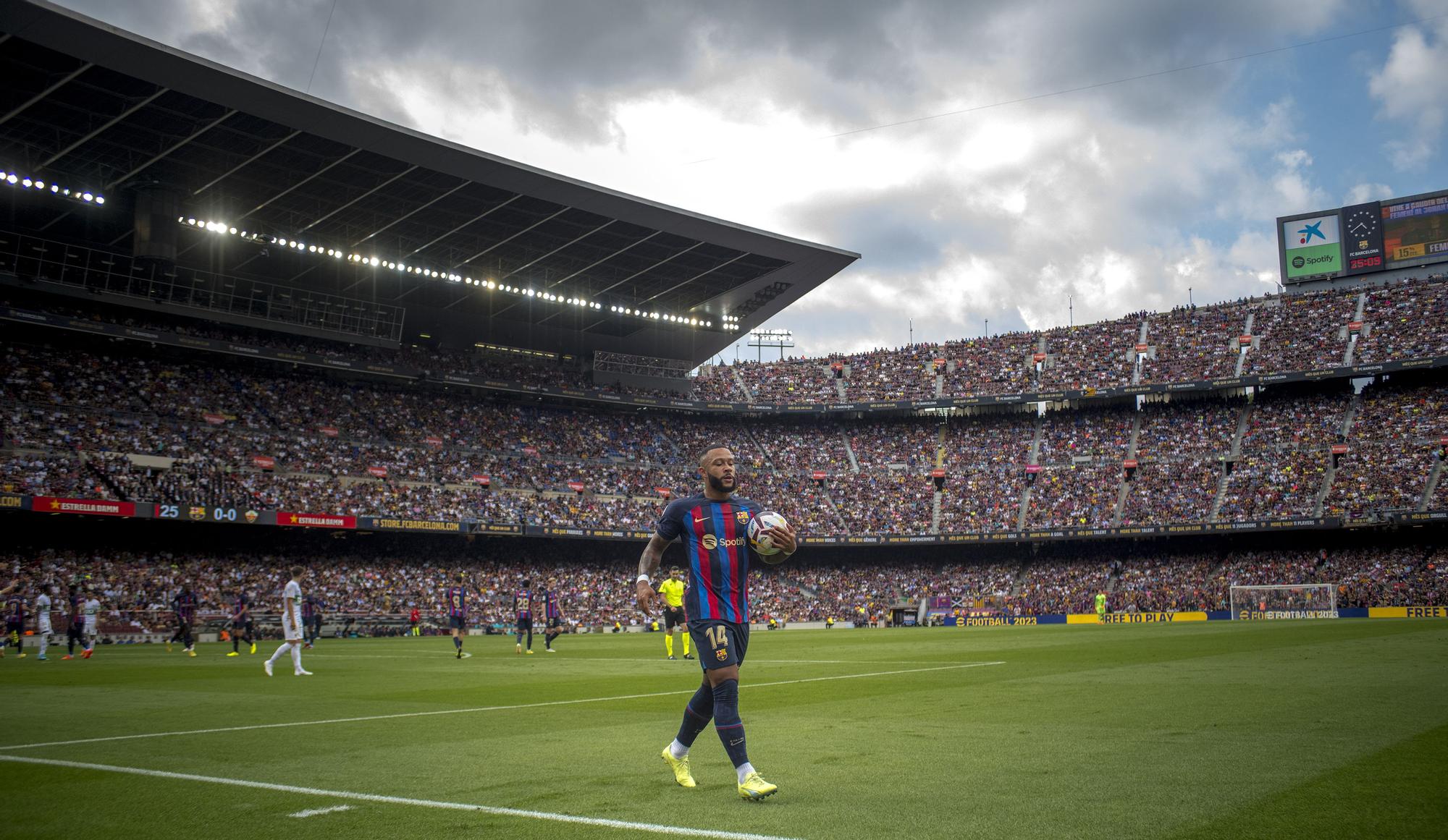 Barcelona. 17.09.2022. Deportes Memphis se dirige al corner durante el partido de liga entre el Barça y el Elche. Fotografía de Jordi Cotrina