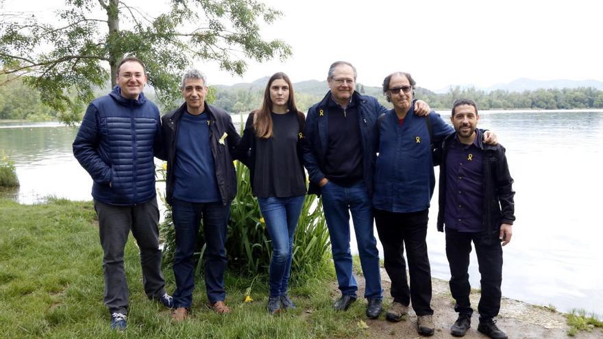 Membres de l&#039;organització de la &#039;sardana per la llibertat&#039; amb l&#039;escriptor Josep Navarro Santaeulàlia i el compositor Paco Viciana