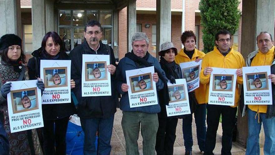 Representantes de padres, profesores y directores en la Plataforma por la pública, ayer ante la conselleria en Valencia