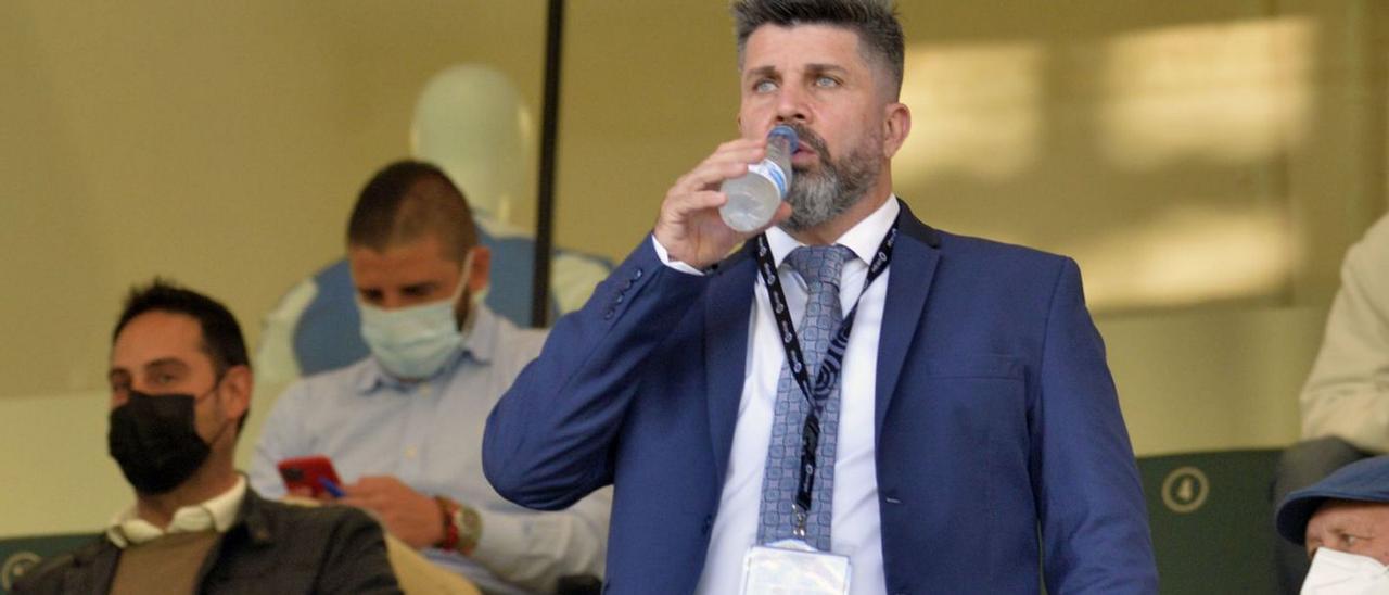 Christian Bragarnik bebiendo agua en el palco del estadio Martínez Valero.  | MATÍAS SEGARRA