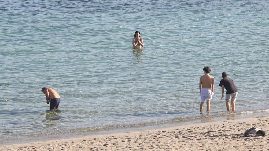 Primeros baños en las playas de A Coruña, donde el termómetro llega casi a los 20 grados